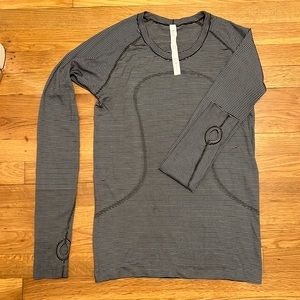 Lululemon Swiftly Long Sleeve Shirt Black/White Stripe. Size 8